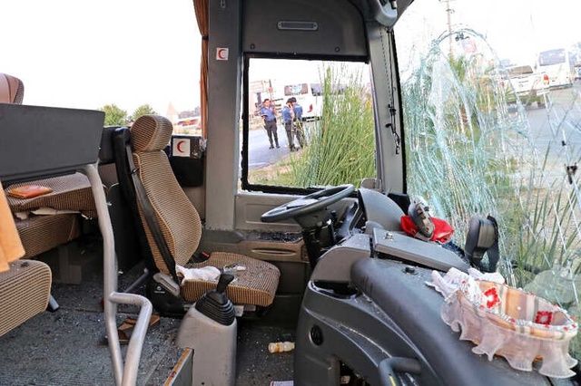 Rus Turistleri Taşıyan Midibüse TIR Çarptı: 11'i Turist 13 Yaralı
