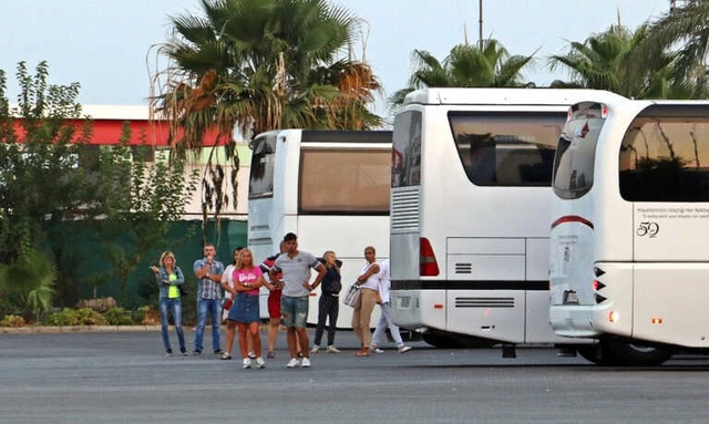 Rus Turistleri Taşıyan Midibüse TIR Çarptı: 11'i Turist 13 Yaralı