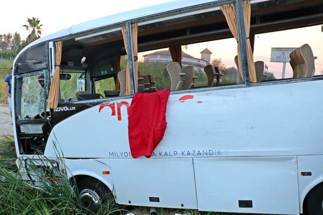 Rus Turistleri Taşıyan Midibüse TIR Çarptı: 11'i Turist 13 Yaralı
