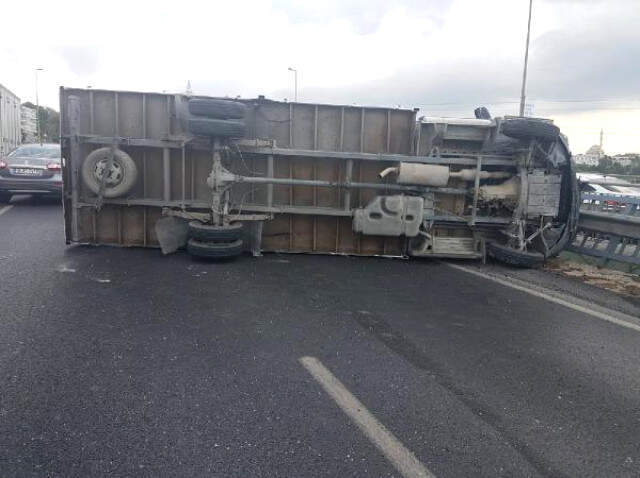 Son Dakika! Küçükçekmece'de Kamyonet Devrildi! D-100 Karayolunda İki Şerit Trafiğe Kapandı Küçükçekmece'de Kamyonet Devrildi! Aracın Kaldırılmasıyla Trafik Akışı Sağlandı