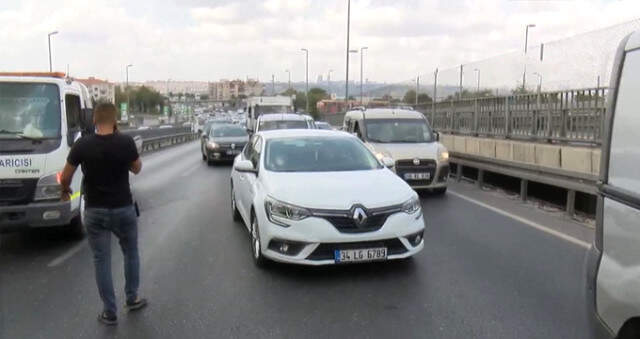 Son Dakika! Küçükçekmece'de Kamyonet Devrildi! D-100 Karayolunda İki Şerit Trafiğe Kapandı Küçükçekmece'de Kamyonet Devrildi! Aracın Kaldırılmasıyla Trafik Akışı Sağlandı
