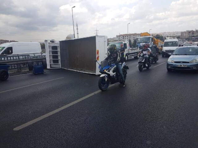 Son Dakika! Küçükçekmece'de Kamyonet Devrildi! D-100 Karayolunda İki Şerit Trafiğe Kapandı Küçükçekmece'de Kamyonet Devrildi! Aracın Kaldırılmasıyla Trafik Akışı Sağlandı