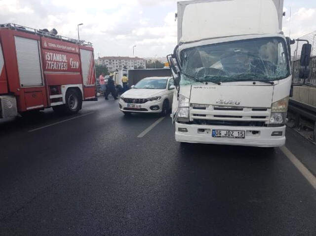 Son Dakika! Küçükçekmece'de Kamyonet Devrildi! D-100 Karayolunda İki Şerit Trafiğe Kapandı Küçükçekmece'de Kamyonet Devrildi! Aracın Kaldırılmasıyla Trafik Akışı Sağlandı