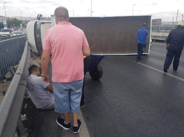 Son Dakika! Küçükçekmece'de Kamyonet Devrildi! D-100 Karayolunda İki Şerit Trafiğe Kapandı Küçükçekmece'de Kamyonet Devrildi! Aracın Kaldırılmasıyla Trafik Akışı Sağlandı