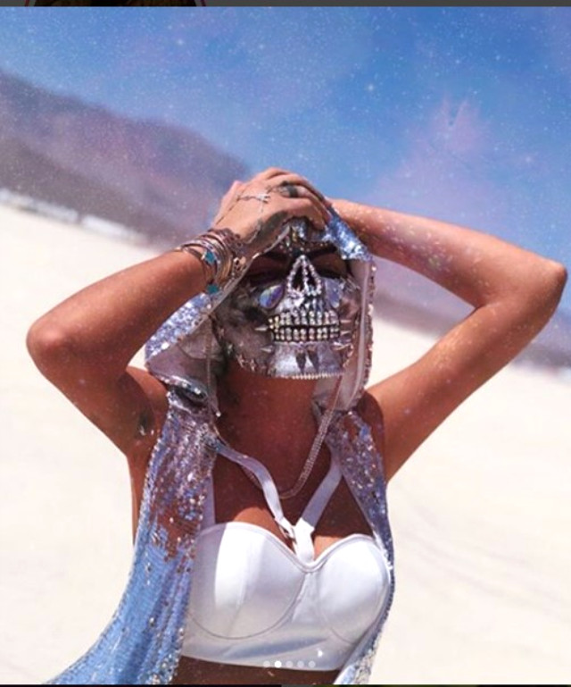 Sosyetik Güzel Süreyya Yalçın, Pırlantalı Kuru Kafa Maskesi ve Türk Bayrağı ile Burning Man Festivali'ne Damga Vurdu