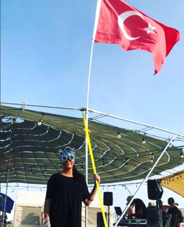 Sosyetik Güzel Süreyya Yalçın, Pırlantalı Kuru Kafa Maskesi ve Türk Bayrağı ile Burning Man Festivali'ne Damga Vurdu