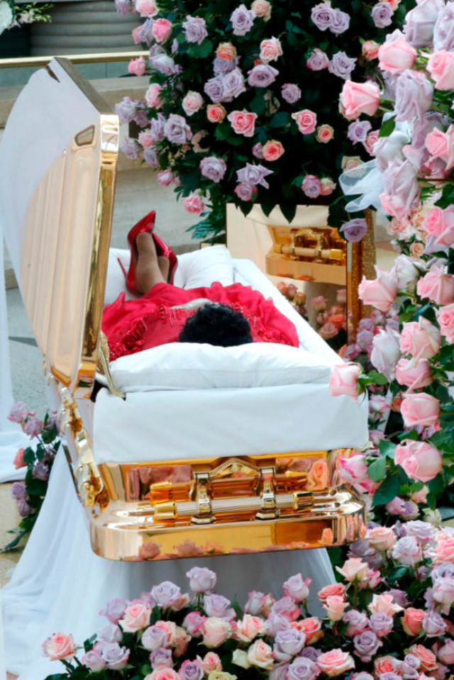 Vefat Eden Şarkıcı Aretha Franklin, Son Yolculuğuna Kırmızı Ruj ve Topuklu Ayakkabıyla Uğurlanıyor