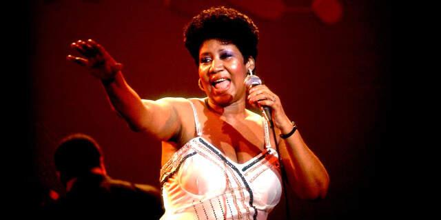 Vefat Eden Şarkıcı Aretha Franklin, Son Yolculuğuna Kırmızı Ruj ve Topuklu Ayakkabıyla Uğurlanıyor