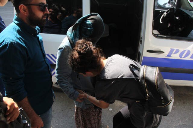 Adana'da, Polisin İkazına Rağmen Yüzünü Açmayan Kadının Kim Olduğu Ortaya Çıktı
