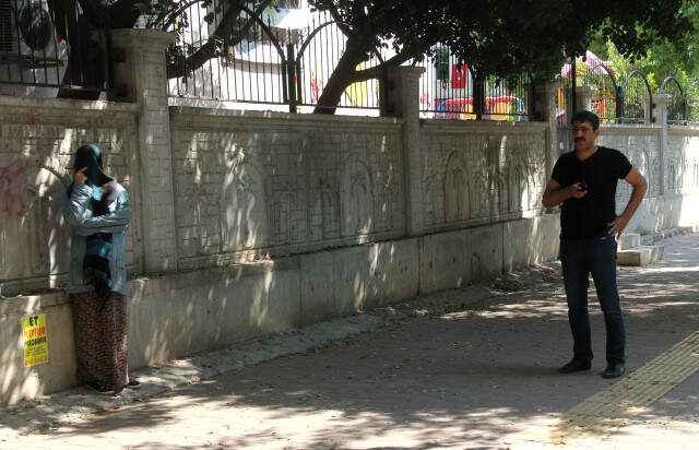 Adana'da, Polisin İkazına Rağmen Yüzünü Açmayan Kadının Kim Olduğu Ortaya Çıktı