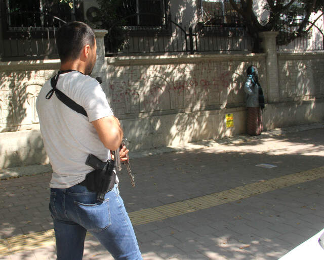 Adana'da, Polisin İkazına Rağmen Yüzünü Açmayan Kadının Kim Olduğu Ortaya Çıktı