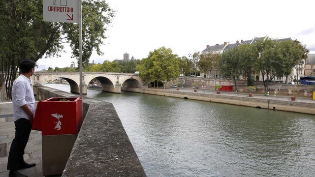 Paris'te Sokak Pisuvarı Protestosu: 'Kadınların Sokakta Emzirmesi Hoş Karşılanmazken Erkeklerin...
