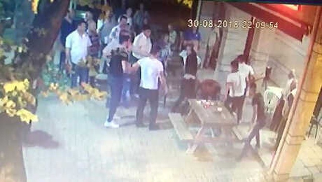 6 Kişilik Grup, Husumetli Oldukları Kişiyi Cami Avlusunda Dövüp Bıçakladı