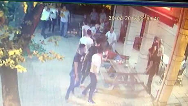 6 Kişilik Grup, Husumetli Oldukları Kişiyi Cami Avlusunda Dövüp Bıçakladı