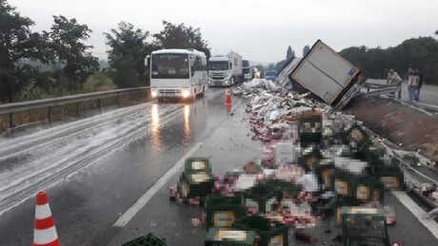 Devrilen TIR Yandı, Yol 2 Saat Kapandı