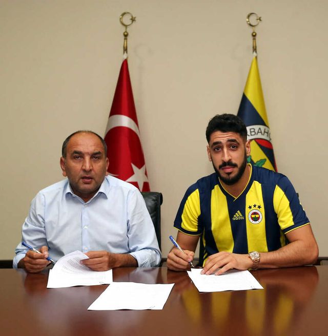 Galatasaray'dan Ayrılan Tolga Ciğerci, Fenerbahçe Forması Giydi