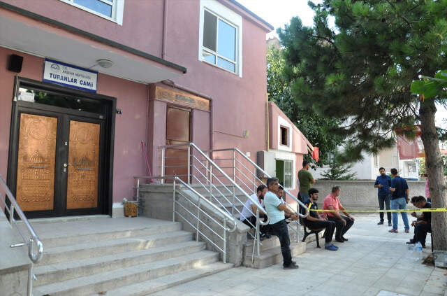 Namaz Kılmak İçin Camiye Gelen Vatandaşlar, Tuvalette Ceset Buldu Namaz Kılmak İçin Camiye Gelen Vatandaşlar, Tuvalette Ceset Buldu