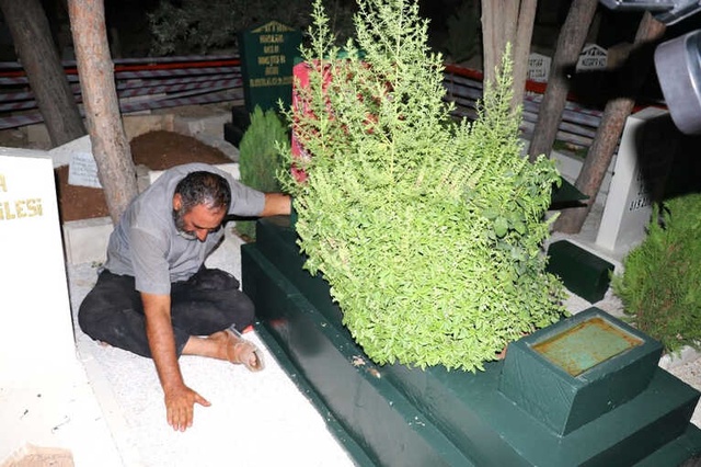 Oğlunun Ölümüne Dayanamayan Acılı <a class='keyword-sd' href='/baba/' title='Baba'>Baba</a>, Mezarı Başında Yatıyor