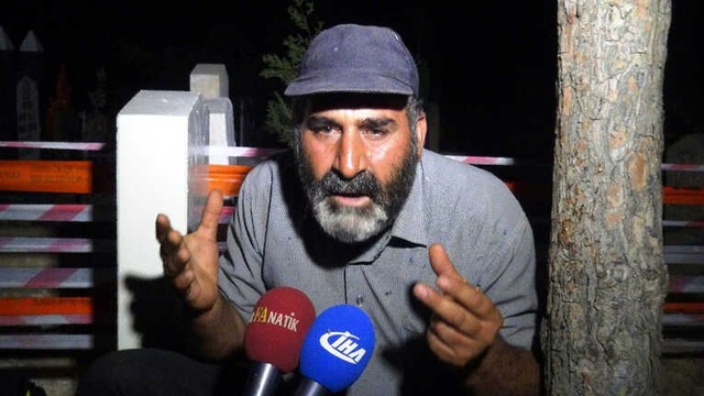 Oğlunun Ölümüne Dayanamayan Acılı Baba, Mezarı Başında Yatıyor