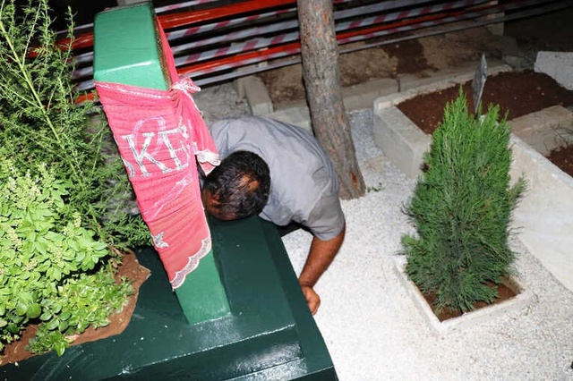 Oğlunun Ölümüne Dayanamayan Acılı Baba, Mezarı Başında Yatıyor