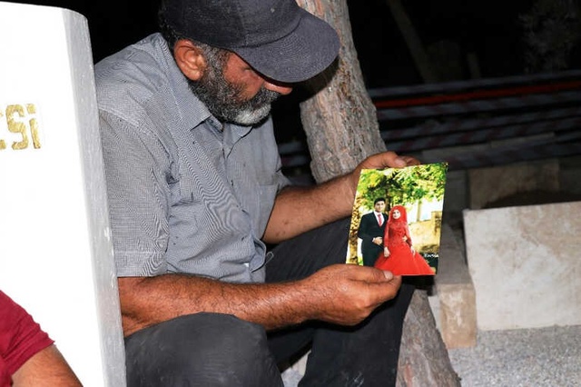 Oğlunun Ölümüne Dayanamayan Acılı Baba, Mezarı Başında Yatıyor