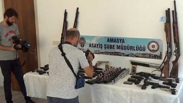 Amasya'da Sivil Olarak Düğünlere Giden Polisler 90 Silah Ele geçirdi