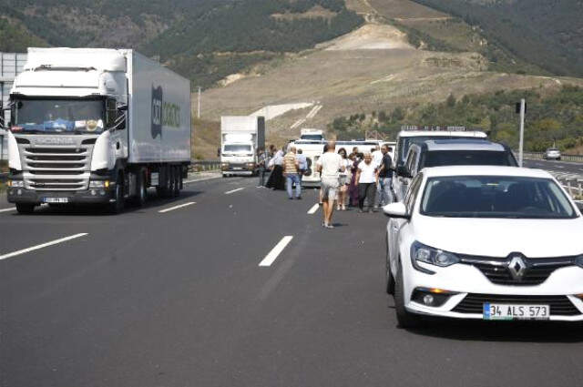 Bursa'da Lastiği Patlayan Minibüs Bariyerlere Çarptı: 14 Yaralı Bursa'da Lastiği Patlayan Minibüs Bariyerlere Çarptı: 14 Yaralı