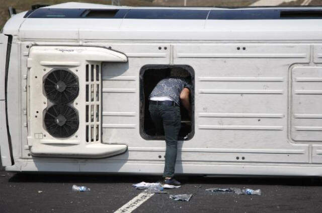 Bursa'da Lastiği Patlayan Minibüs Bariyerlere Çarptı: 14 Yaralı Bursa'da Lastiği Patlayan Minibüs Bariyerlere Çarptı: 14 Yaralı