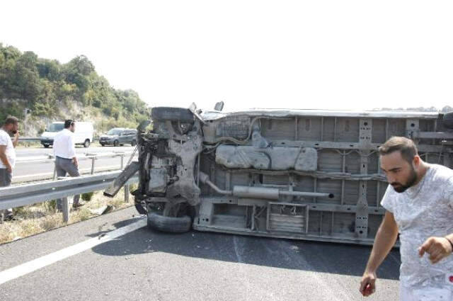 Bursa'da Lastiği Patlayan Minibüs Bariyerlere Çarptı: 14 Yaralı Bursa'da Lastiği Patlayan Minibüs Bariyerlere Çarptı: 14 Yaralı
