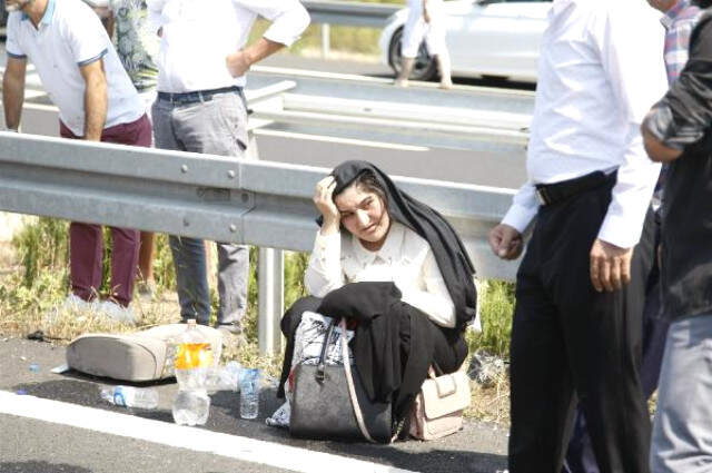 Bursa'da Lastiği Patlayan Minibüs Bariyerlere Çarptı: 14 Yaralı Bursa'da Lastiği Patlayan Minibüs Bariyerlere Çarptı: 14 Yaralı