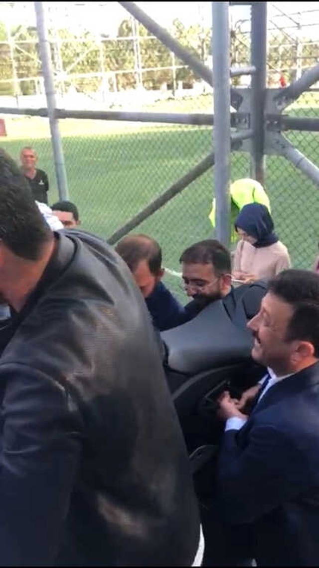 Dünya Supersport Şampiyonu Kenan Sofuoğlu'nun Motosikletini 10 Kişi Zor Taşıdı