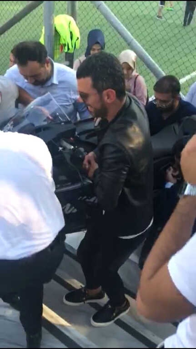 Dünya Supersport Şampiyonu Kenan Sofuoğlu'nun Motosikletini 10 Kişi Zor Taşıdı