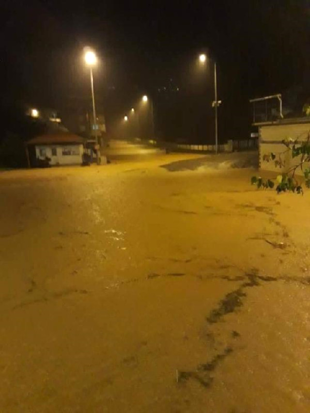 Trabzon'da Sel ve Heyelan Nedeniyle Yollar Kapandı, Mahsur Kalanlar Kurtarıldı