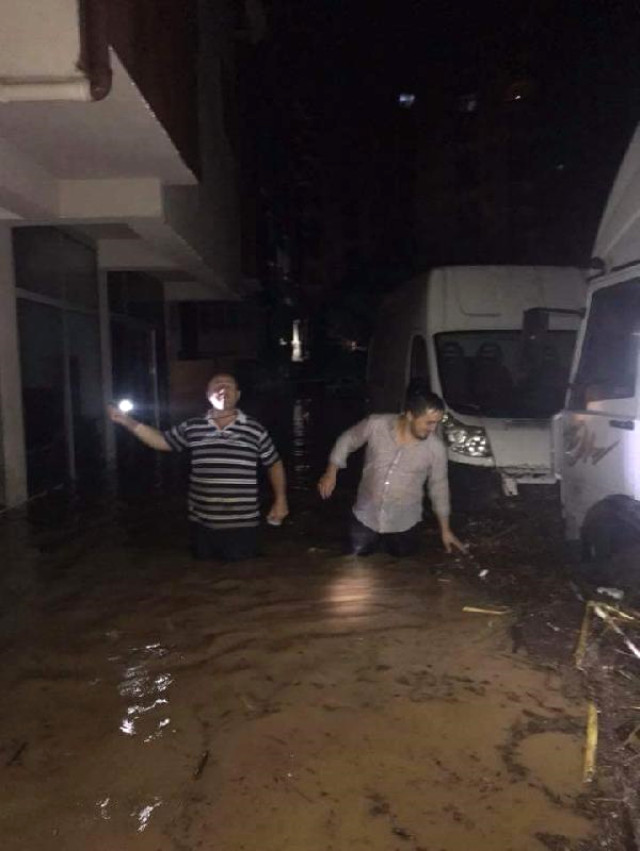 Trabzon'da Sel ve Heyelan Nedeniyle Yollar Kapandı, Mahsur Kalanlar Kurtarıldı