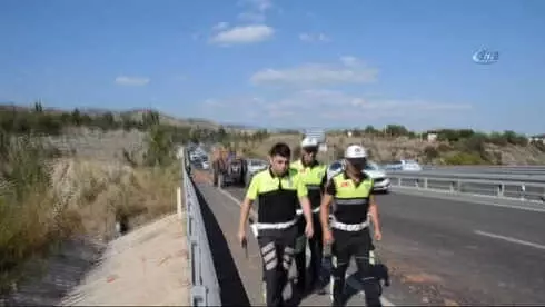 Otomobilin Önünü Kesen TIR Şoförü, Çocuk Dahil Araçtaki Herkese Bıçakla Saldırdı