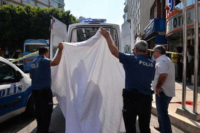 Adana'da İntihar Eden Kadını Simit Yiyerek İzlediler