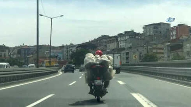 Motosikletinin Arkasındaki Aşırı Yüklerle Yolda İlerleyen Sürücü, Trafiği Tehlikeye Soktu