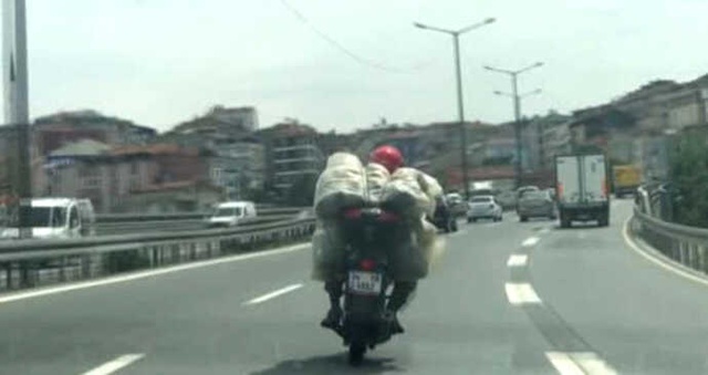 Motosikletinin Arkasındaki Aşırı Yüklerle Yolda İlerleyen Sürücü, Trafiği Tehlikeye Soktu