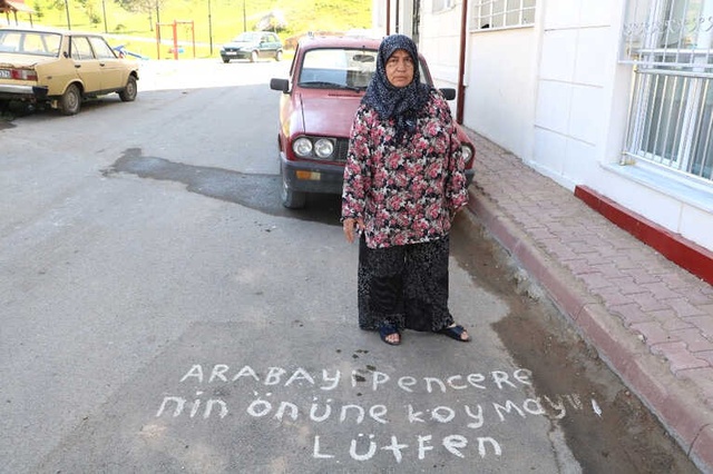 Pencerenin Önüne Park Edilen Araçlar Çileden Çıkardı