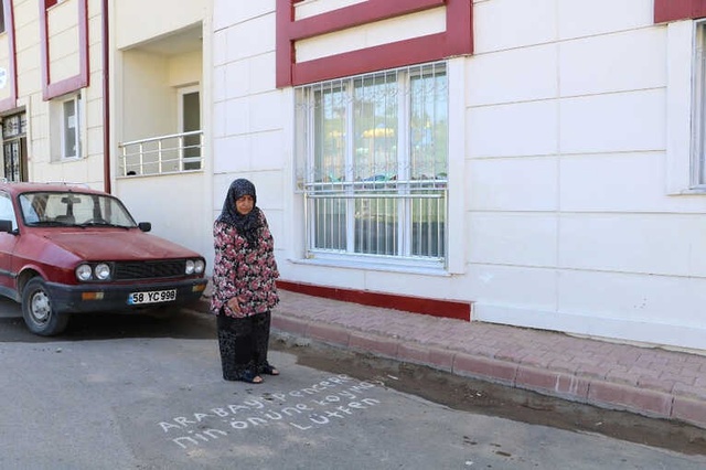 Pencerenin Önüne Park Edilen Araçlar Çileden Çıkardı