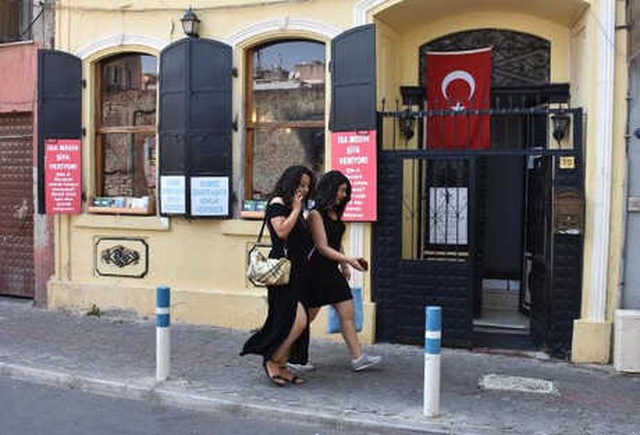 Brunson'un Eşinin İki Hafta Sonra Gittiği Kilisenin Kapısında Türk Bayrağı Vardı