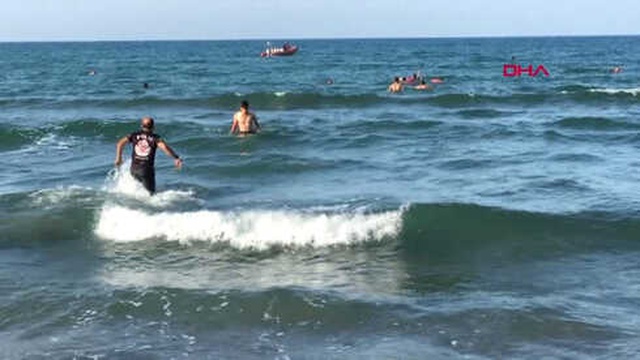 Denizde Boğulma Tehlikesi Yaşayan Adamı Polisler Kurtardı, Duran Kalbi Tekrar Çalıştırıldı