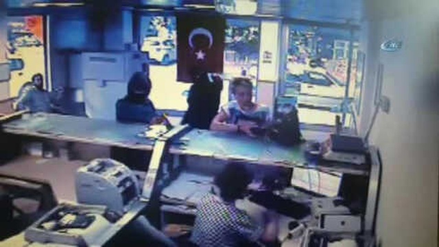 İstanbul'da Soygun Günü Giydiği Tişörtü Tekrar Giyen Hırsız, Polislerin Dikkati Sonucu Yakalandı