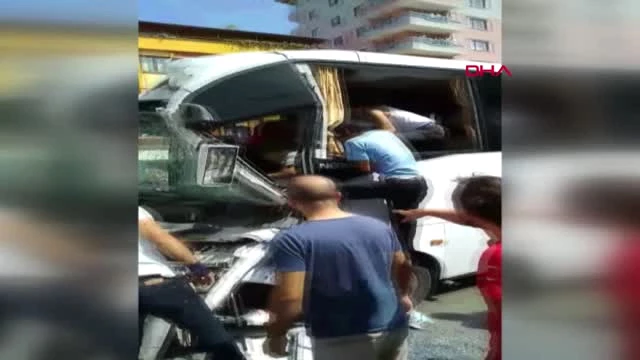 Trabzon Araçta Sıkışan Sürücüyü Kurtarmak İçin Seferber Oldular