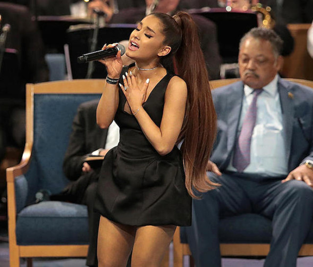 Aretha Frankli'nin Cenaze Töreninde, Ariana Grande'yi Taciz Ettiği İddia Edilen Rahip Özür Diledi