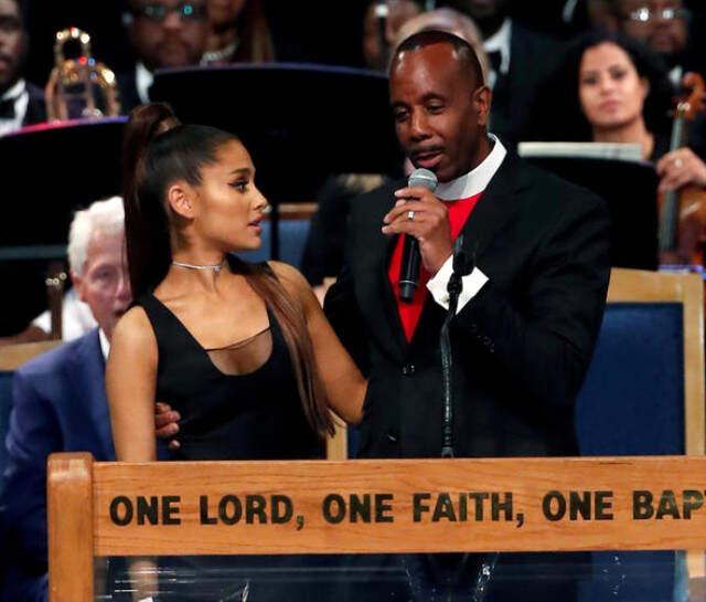 Aretha Frankli'nin Cenaze Töreninde, Ariana Grande'yi Taciz Ettiği İddia Edilen Rahip Özür Diledi