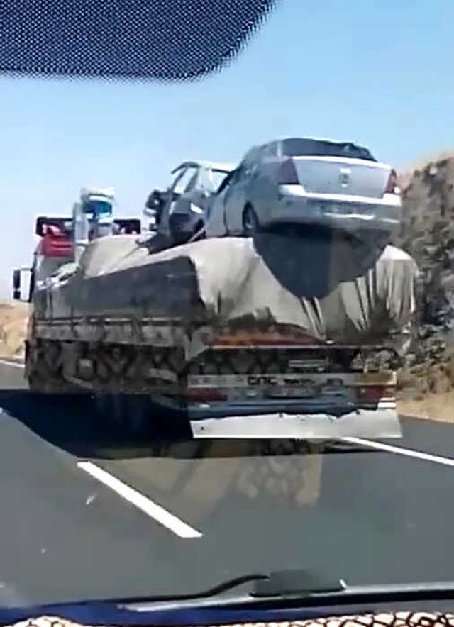 Tüm Trafiği Tehlikeye Sokarak, Yük Dolu Kamyonunun Üzerinde Araba Taşıdılar, O Anlar Kaydedildi