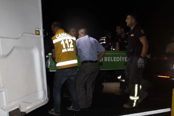 Çankırı'da, Otomobil Kamyona Arkadan Çarptı: 2 Ölü, 4 Yaralı