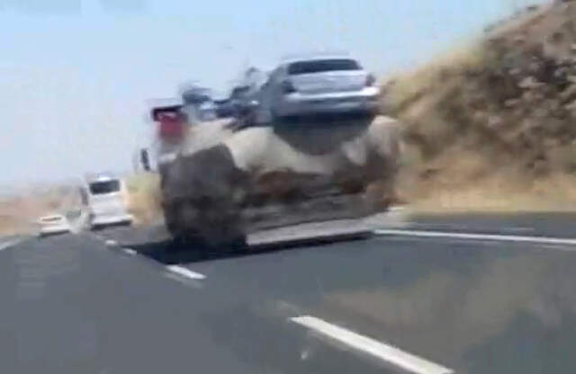 Tüm Trafiği Tehlikeye Sokarak, Yük Dolu Kamyonunun Üzerinde Araba Taşıdılar, O Anlar Kaydedildi Tüm Trafiği Tehlikeye Sokarak, Yük Dolu Kamyonunun Üzerinde Araba Taşıdılar, O Anlar Kaydedildi