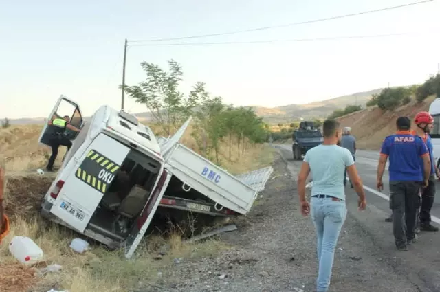 Tunceli-Elazığ Karayolunda Minibüs ile Kamyonet Çarpıştı: 3'ü Çocuk 20 Yaralı